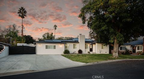 Photo of 209 S Worthy Dr, Glendora, CA 91741 (MLS # WS25262215)