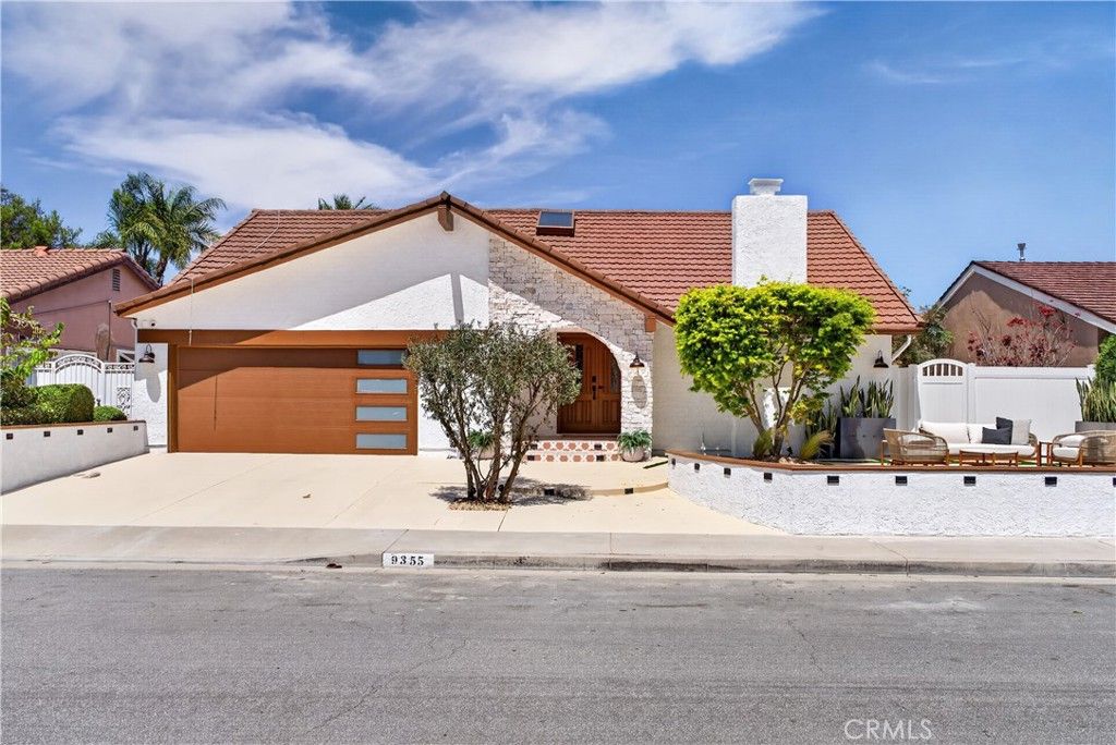 Photo of 9355 Tanager Ave, Fountain Valley, CA 92708 (MLS # OC26084428)