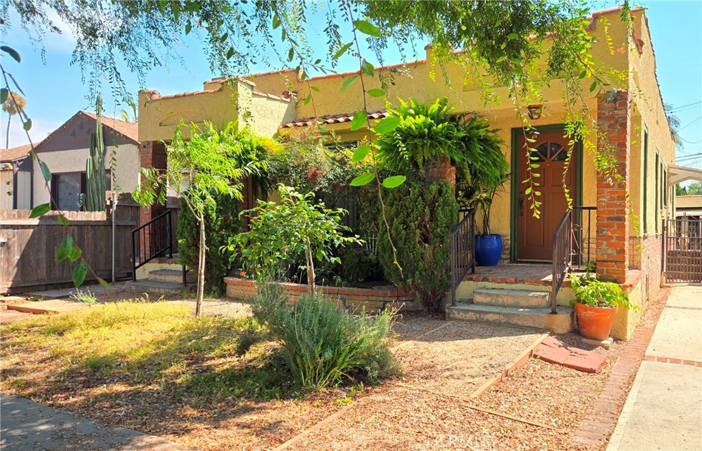 "Coming Soon" Great Investment opportunity in Culver City. Units are 1 Bedroom - 1 Bathroom each. Property will be delivered Vacant. Live in one unit and rent to other. Situated on a tree line street. Near popular coffee shops and restaurants.