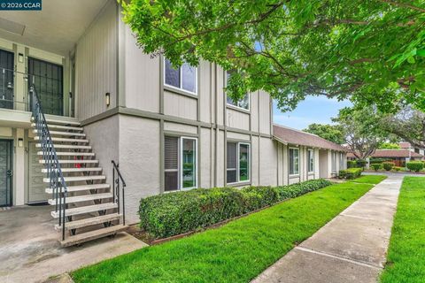 Photo of 825 Oak Grove Rd Rd #30, Concord, CA 94518 (MLS # 41132595)