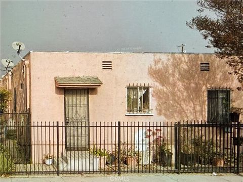 Photo of 1171 W 38th Street, Los Angeles, CA 90037 (MLS # SR26077216)