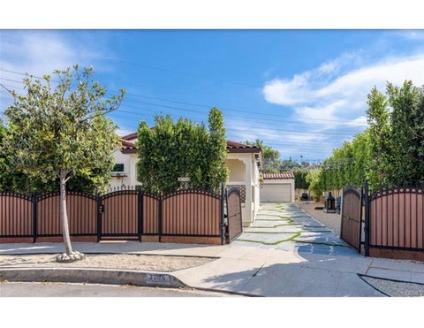 Photo of 3104 1/2 Hollydale Drive Dr, Los Angeles, CA 90039 (MLS # DW26146643)