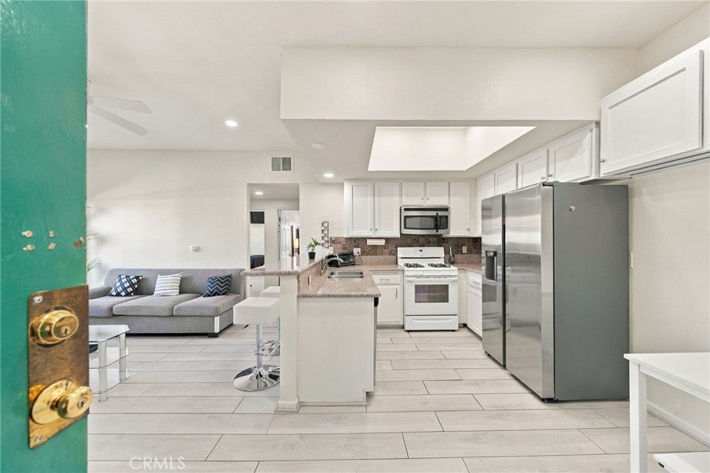 10943 Laurel Canyon Boulevard B9