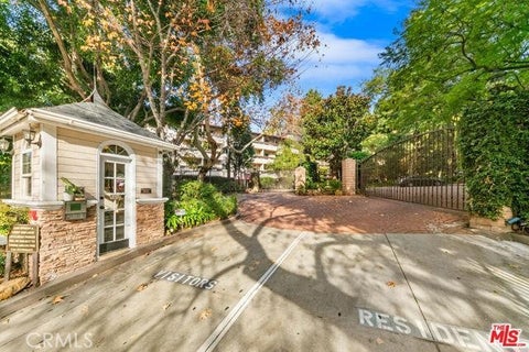 Photo of 2700 Cahuenga Boulevard E #2217, Los Angeles, CA 90068 (MLS # SR26210881)