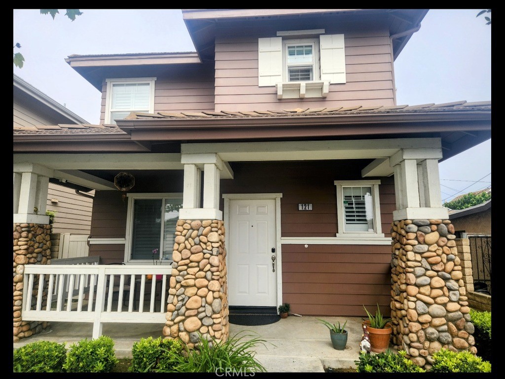 BEAUTIFUL 2-STORY HOME FOR LEASE IN THE SEASIDE WALK COMMUNITY!! THE HOME FEATURES 3 SPACIOUS BEDROOMS, 3 BATHS, A DEN, INSIDE LAUNDRY, AND A TWO-CAR GARAGE. THE HOME IS WALKING DISTANCE TO THE BEACH!!