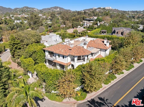 Photo of 305 N Tigertail Road, Los Angeles, CA 90049 (MLS # 26103706)