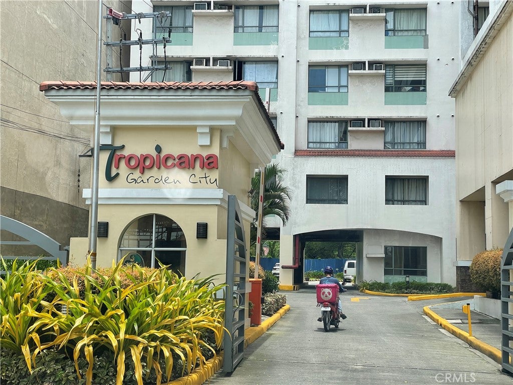 1201 Valderama Tower 325