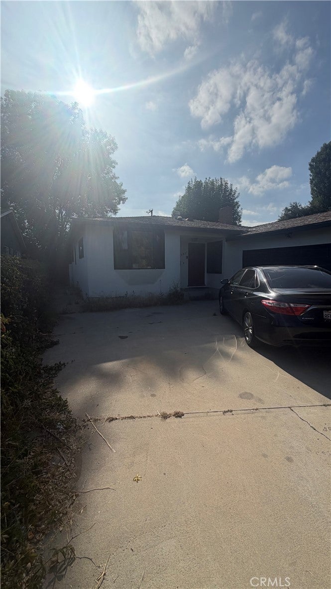 5837 Cedros AVE