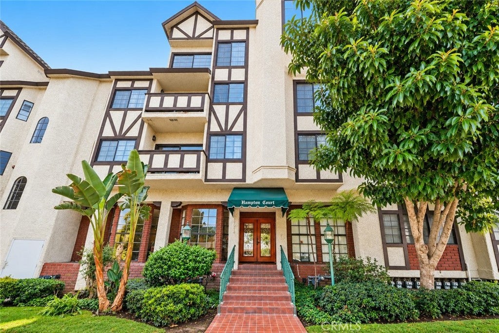 17914 Magnolia Boulevard 135
