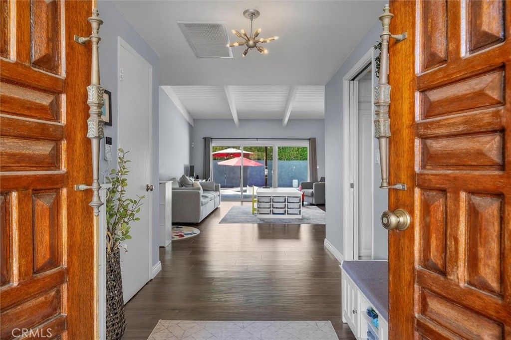 Photo of 23701 Clarendon Street, Woodland Hills, CA 91367 (MLS # SR25194192)