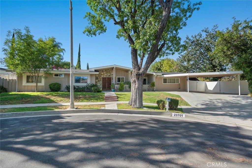 Photo of 23701 Clarendon Street, Woodland Hills, CA 91367 (MLS # SR25194192)