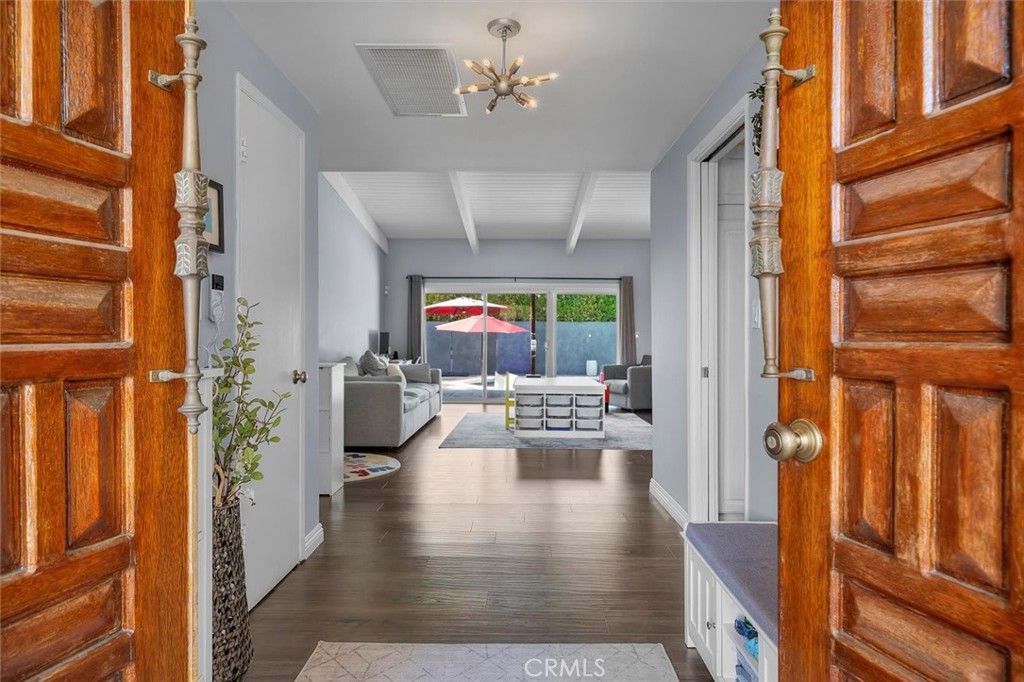 Photo of 23701 Clarendon Street, Woodland Hills, CA 91367 (MLS # SR25194192)