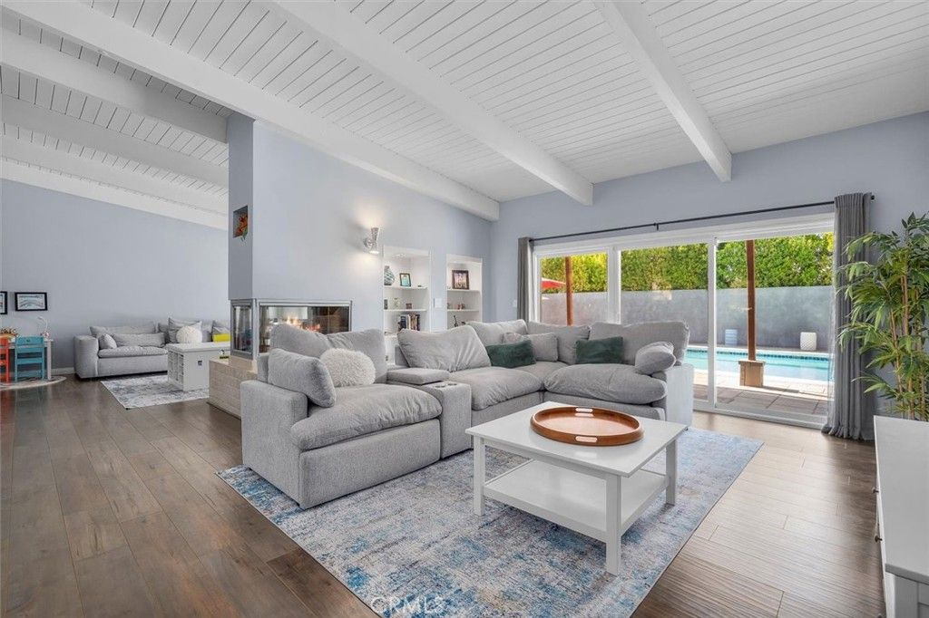 Photo of 23701 Clarendon Street, Woodland Hills, CA 91367 (MLS # SR25194192)