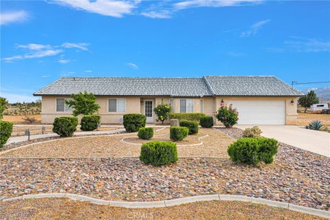 Photo of 6271 Smoke Tree Rd, Phelan, CA 92371 (MLS # IG26079759)