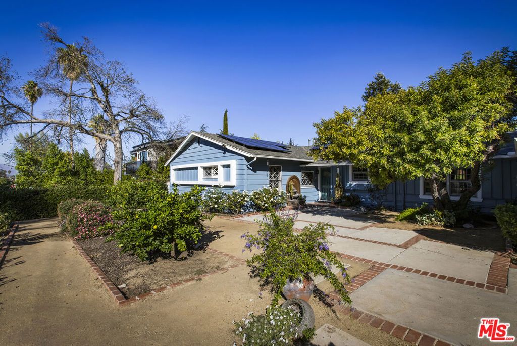 Photo of 5234 Tampa Avenue, Tarzana, CA 91356 (MLS # 25614307)