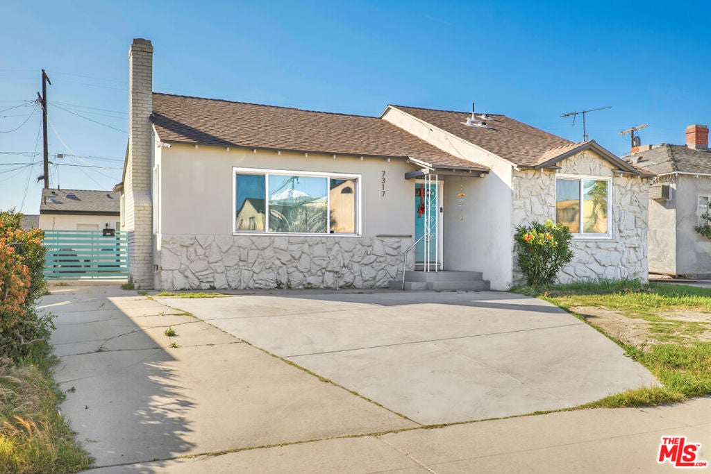Photo of 7317 Tujunga Avenue, North Hollywood, CA 91605 (MLS # 26662157)