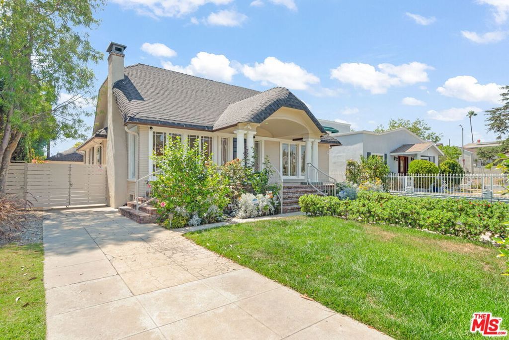 Photo of 1107 S St Andrews Place, Los Angeles, CA 90019 (MLS # 25618513)