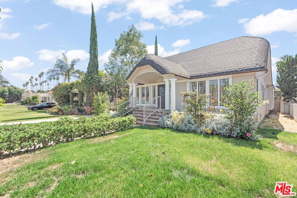 Photo of 1107 S St Andrews Place, Los Angeles, CA 90019 (MLS # 25618513)