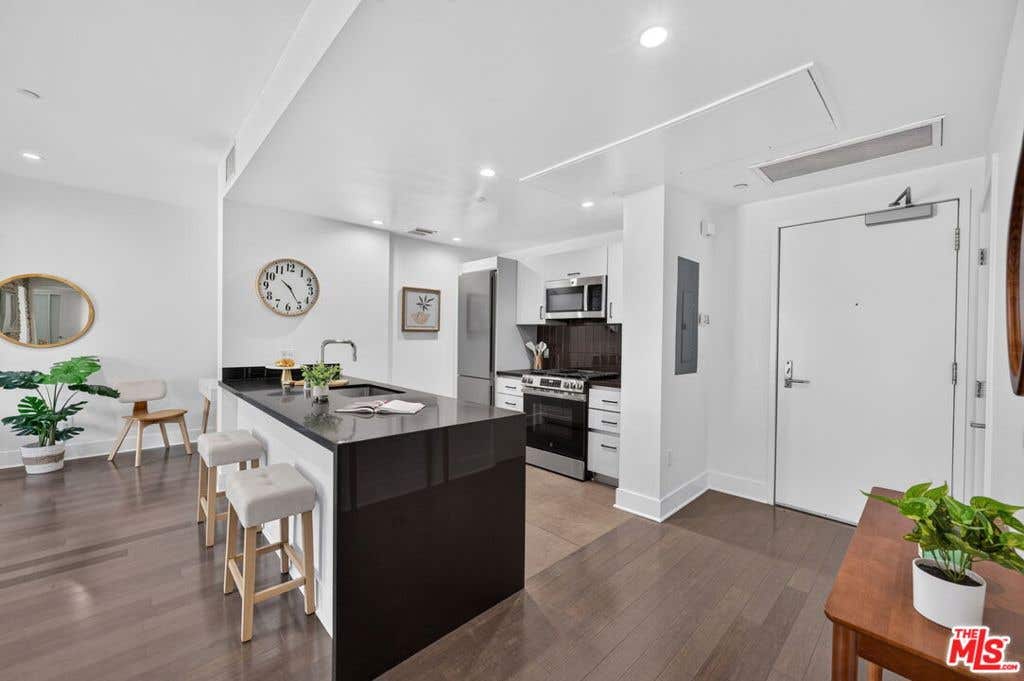 Photo of 1700 Sawtelle Boulevard #PH8, Los Angeles, CA 90025 (MLS # 26857647)
