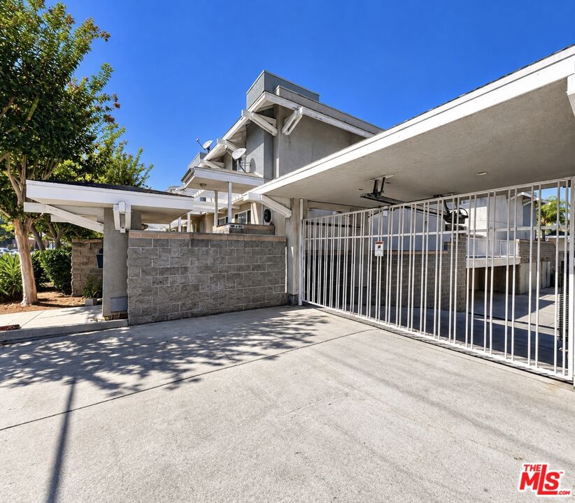627 W Regent Street