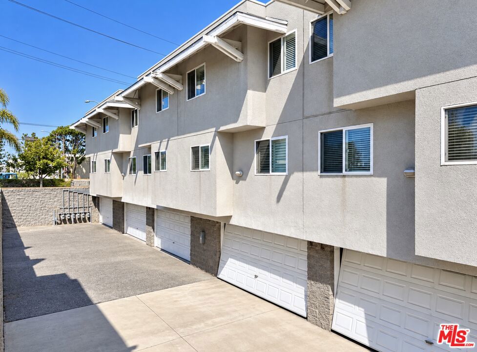 627 W Regent Street