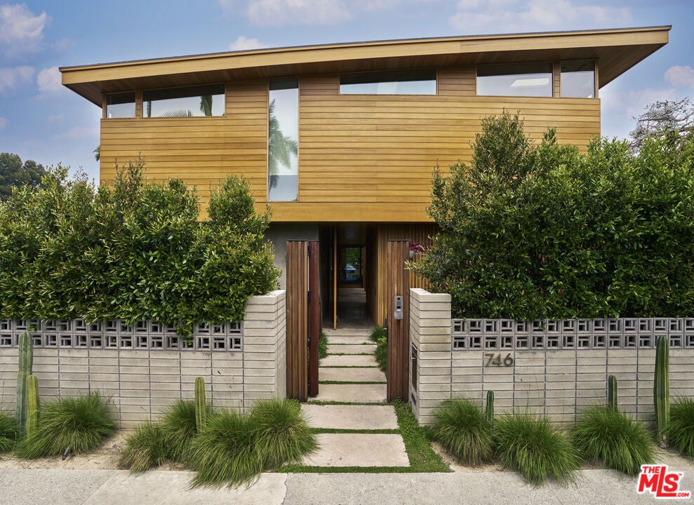 Photo of 746 Milwood Avenue, Venice, CA 90291 (MLS # 26830981)