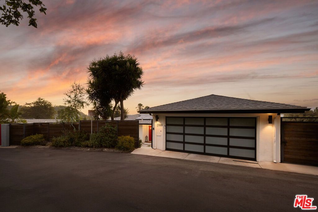 Photo of 3964 Fredonia Drive, Los Angeles, CA 90068 (MLS # 25586385)