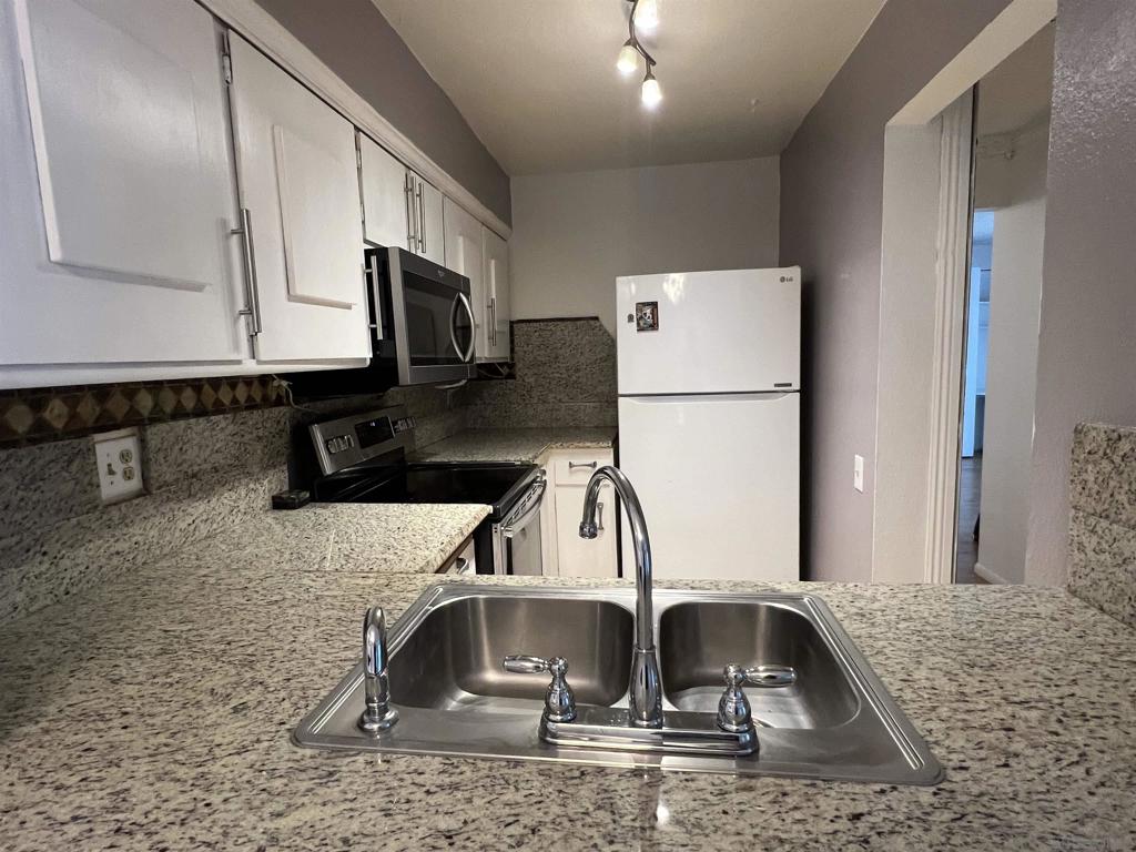 8043 Caminito De Pizza B