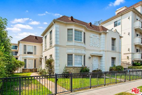 Photo of 133 S Sweetzer Avenue, Los Angeles, CA 90048 (MLS # 26837449)