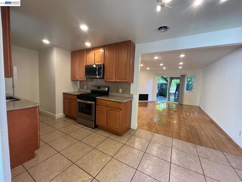 1594 Morgan Ln.