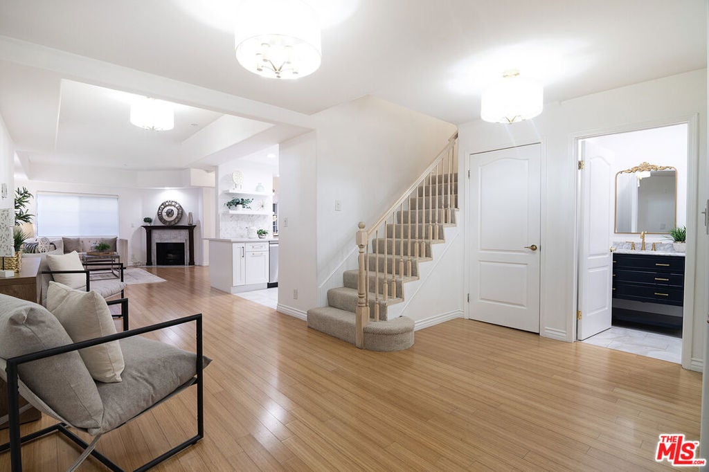 1537 S Wooster Street 105, Los Angeles CA 90035