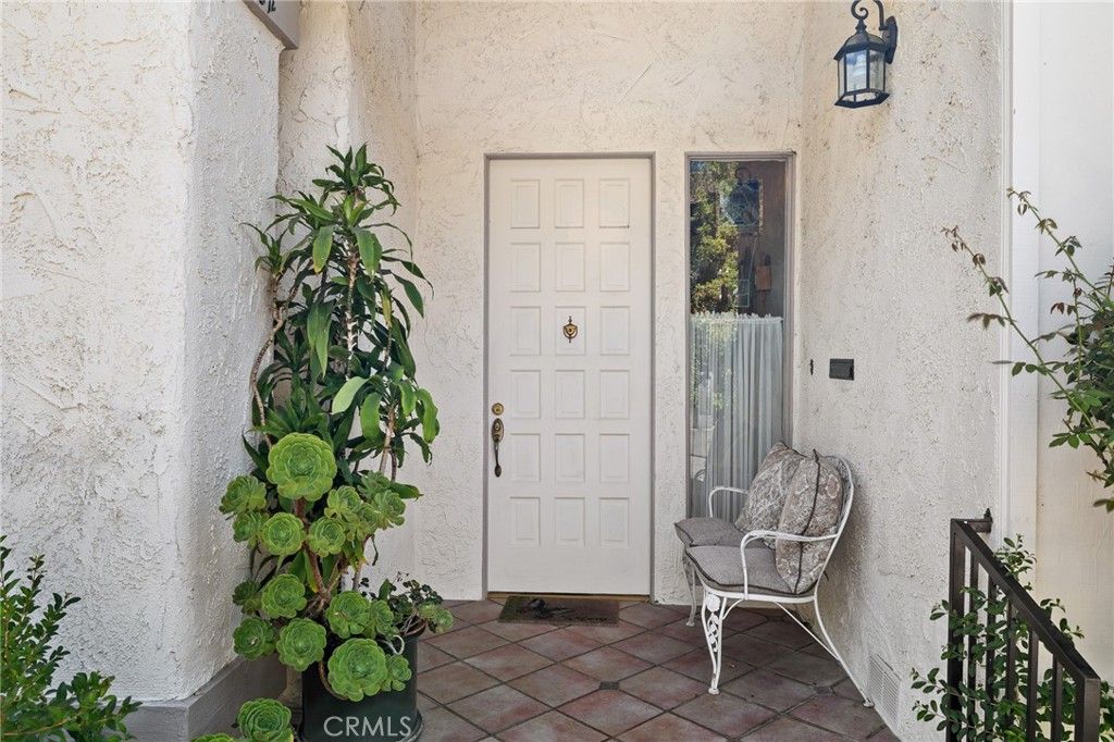 Photo of 1406 1/2 Valley View Road, Glendale, CA 91202 (MLS # GD25202277)