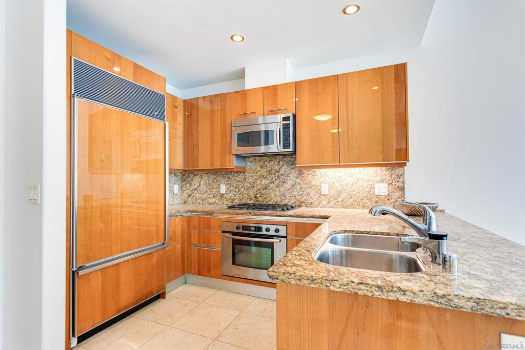 550 Front St 402