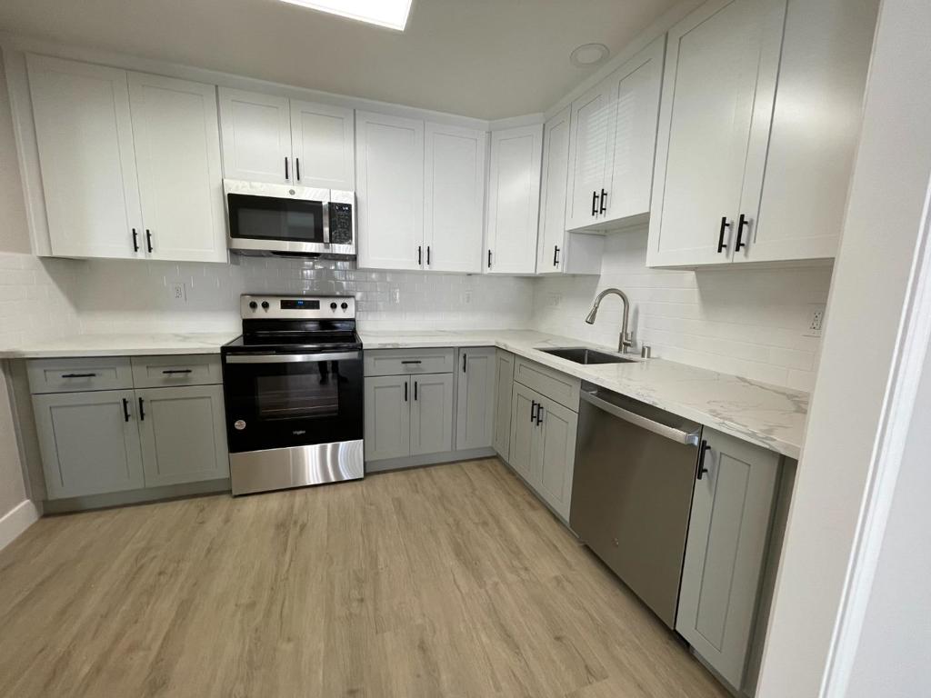 Townhouse with 3 bedrooms and 2.5 bathrooms, clean and well-maintained, located in a quiet neighborhood. Includes access to a swimming pool ,hot tub, in-unit washer and dryer, and garage for parking . Walking distance to Regional Medical Center (Hospital), markets , 24 Hour Fitness gym, Independence High School. Surrounded by many convenient restaurants and retail shops . Close to freeways 680 and 101, located at the corner of Jackson Road and McKee Road in San Jose. Available for rent on 8/1/2025. Prefer long term lease at least minimum 12 months Renters responsible for electricity, water and gas No smoking in the house