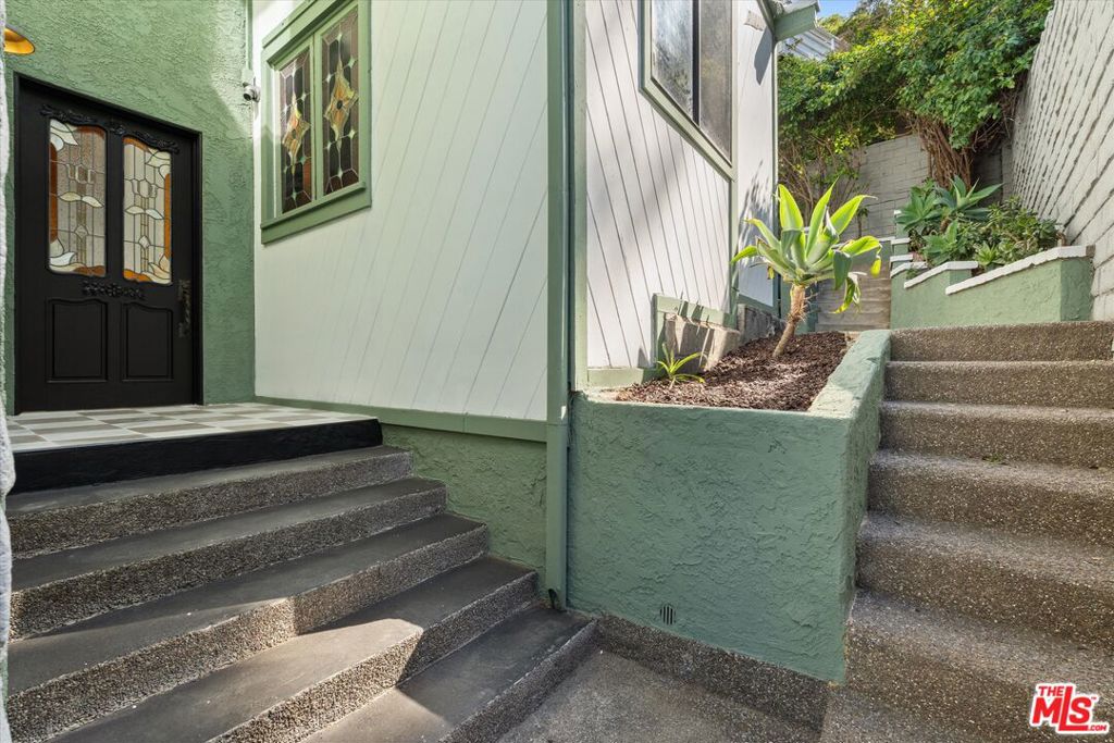 8506 Oak Court