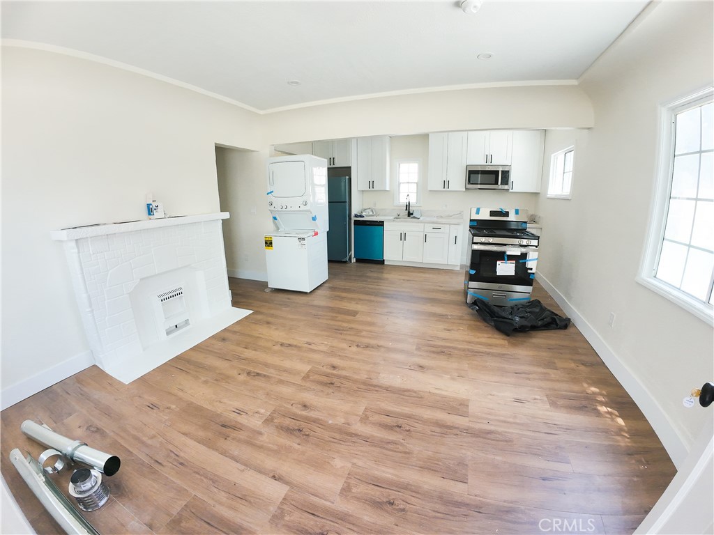 Fully Remodeled 1-Bedroom in Prime West Adams Location!
This beautifully updated unit features modern finishes throughout, including a stylish kitchen, updated bathroom, and in-unit laundry for ultimate convenience. Enjoy 1 assigned parking space and a quiet, well-maintained building. Located in the vibrant West Adams neighborhood, close to Culver City, DTLA, and major freeways. A rare opportunity to live in a trendy, central location with all the modern comforts!