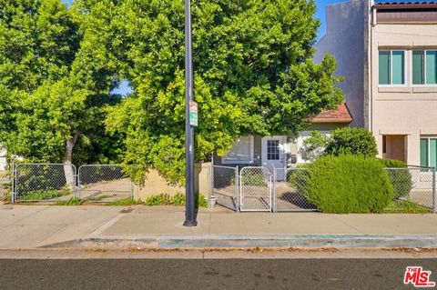 Photo of 1817 W Burbank Boulevard, Burbank, CA 91506 (MLS # 26639613)
