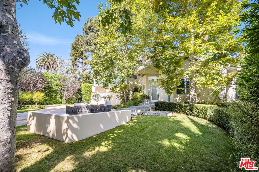 Photo of 222 Avondale Avenue, Los Angeles, CA 90049 (MLS # 25601041)