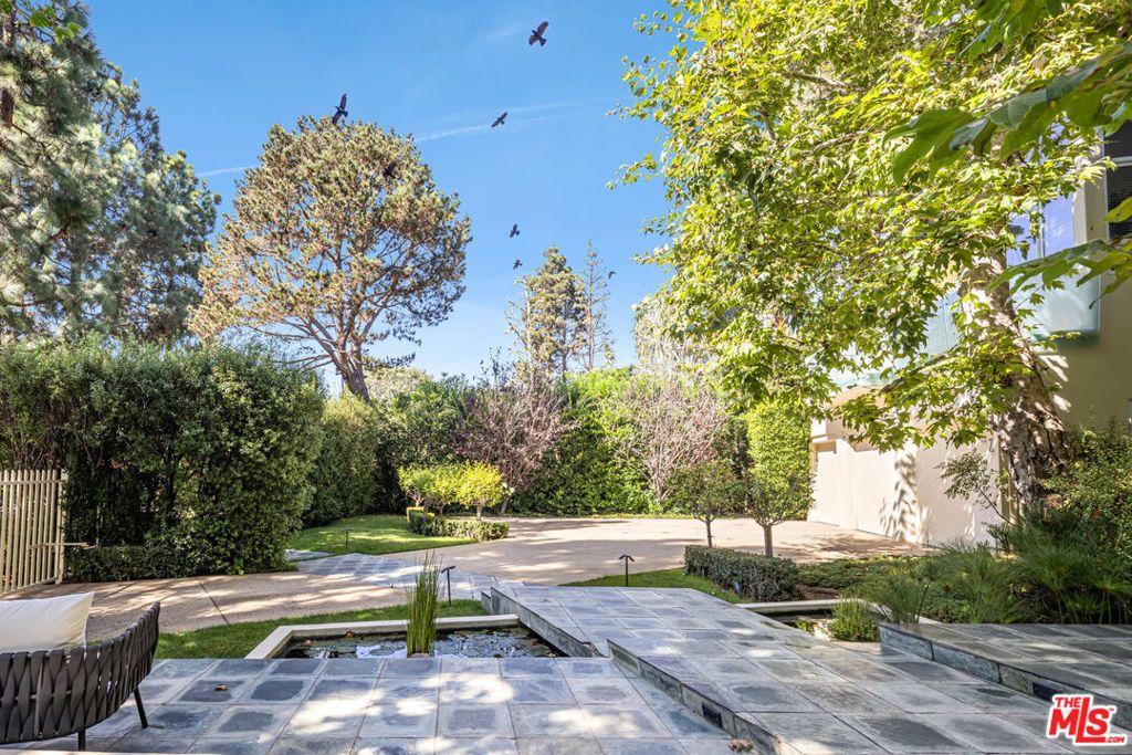 Photo of 222 Avondale Avenue, Los Angeles, CA 90049 (MLS # 25601041)