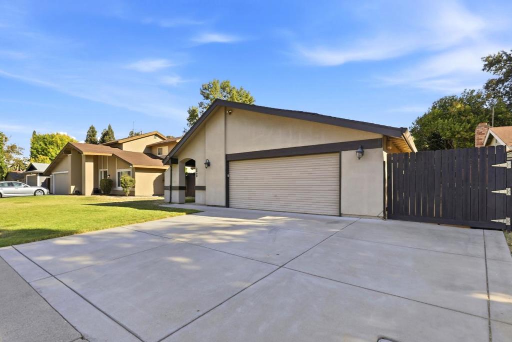 3009 Nikol Street