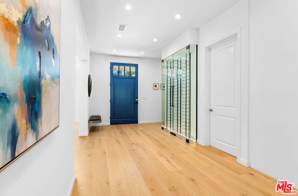 Photo of 530 S Bentley Avenue, Los Angeles, CA 90049 (MLS # 25563815)