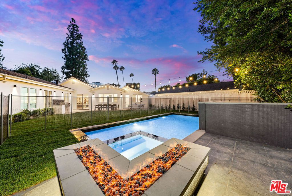 Photo of 530 S Bentley Avenue, Los Angeles, CA 90049 (MLS # 25563815)