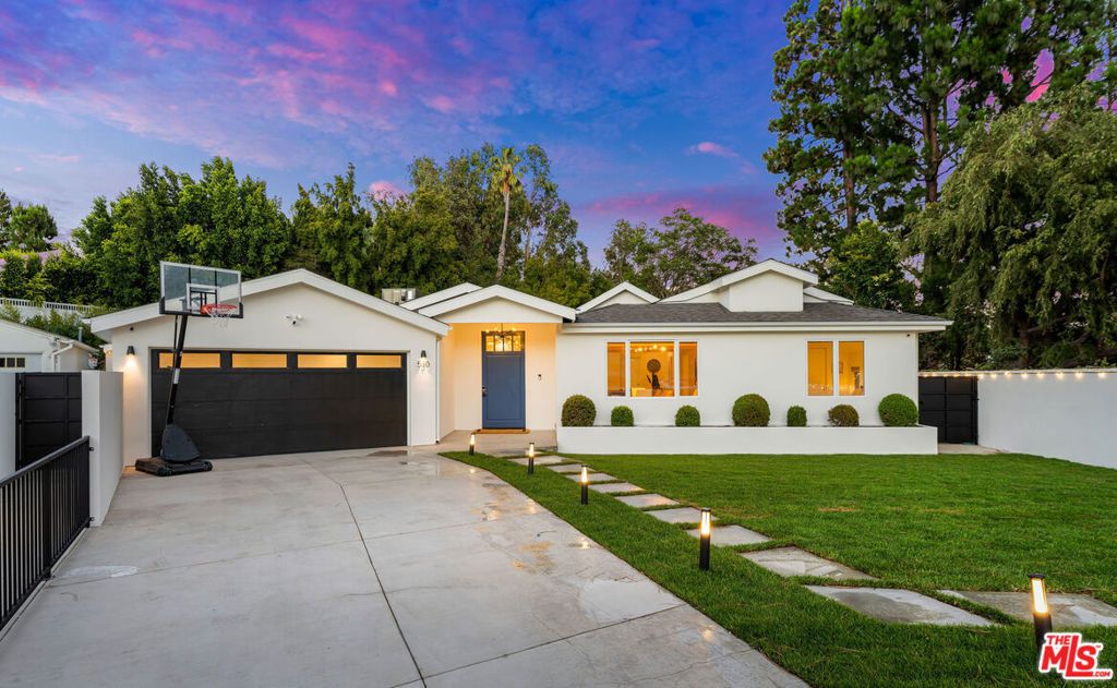 Photo of 530 S Bentley Avenue, Los Angeles, CA 90049 (MLS # 25563815)