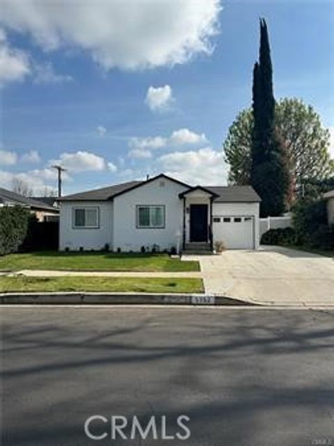 Photo of 5752 Newcastle Avenue, Encino, CA 91316 (MLS # SR26103528)