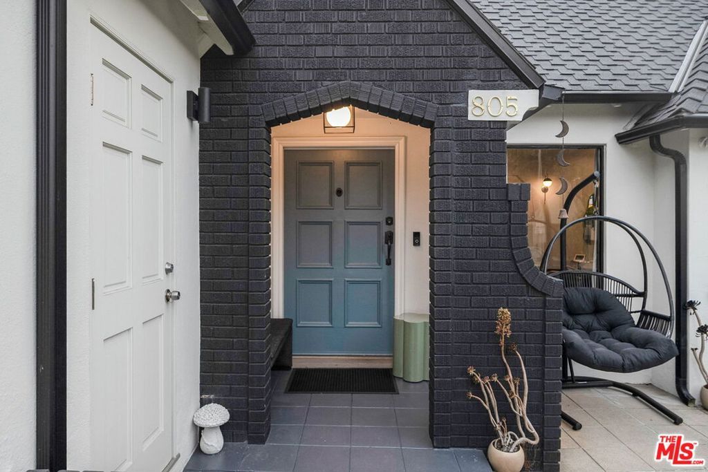 Photo of 805 S Ogden Drive, Los Angeles, CA 90036 (MLS # 25552383)