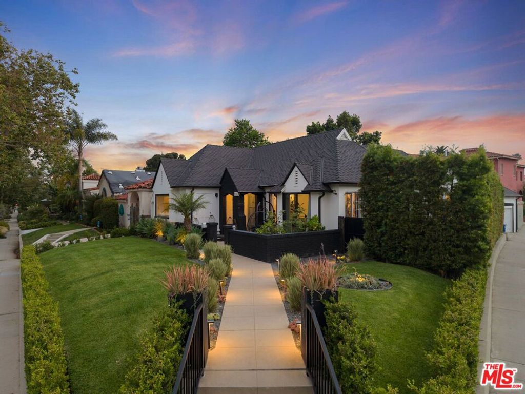 Photo of 805 S Ogden Drive, Los Angeles, CA 90036 (MLS # 25552383)