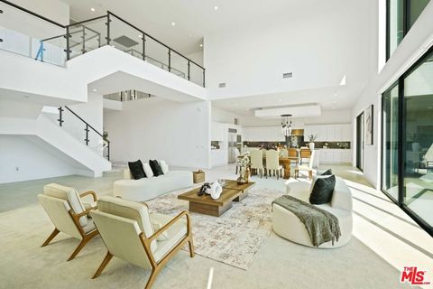 Photo of 11818 N Hillsborough Lane, Porter Ranch, CA 91326 (MLS # 25626291)