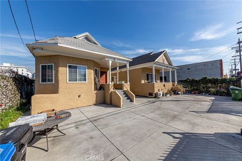 Photo of 229 W 28th Street, Los Angeles, CA 90007 (MLS # SR26129403)