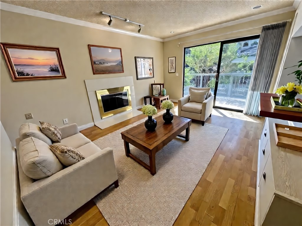 Borgata Gated Community, spacious condo with 1 bedroom / 1 bath, laminated wood flooring throughout. Washer and Dryer included. Association has 3 pools, clubhouse, laundry facilities, guest parking, a tennis court, key fob access gate. Close to 210 Freeway, walking distance to Trader Joe's, Vons, restaurants, McDonald's and much more. Couple blocks away from Chaffey College.