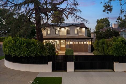 Photo of 13627 Chandler Boulevard, Sherman Oaks, CA 91401 (MLS # SR25228799)